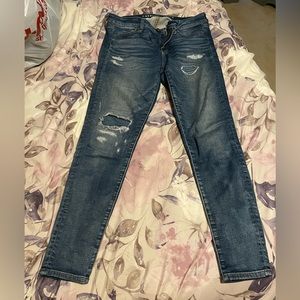 American Eagle size 4 ripped jeans